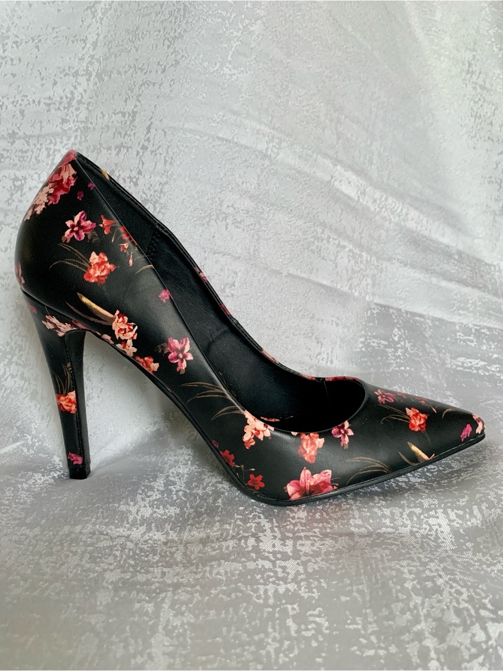 LE CHÂTEAU Black Floral Pointed-Toe Stiletto Pump with Pink and Blooms